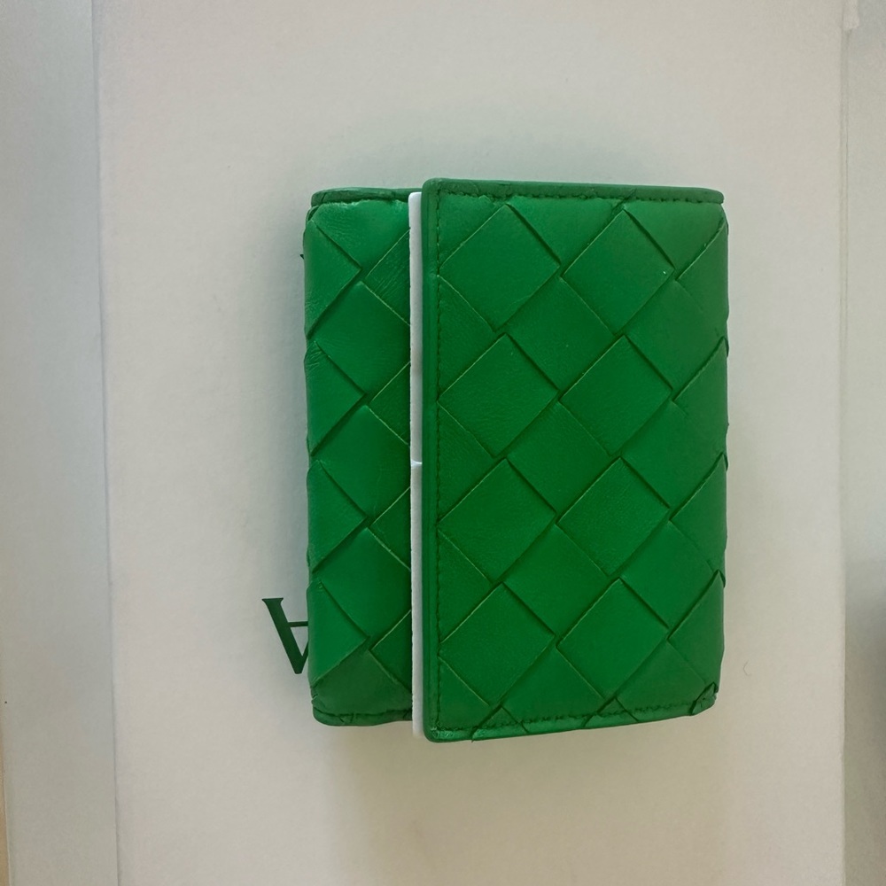 Bottega Venetta Bifold Card Holder in Parakeet NWB